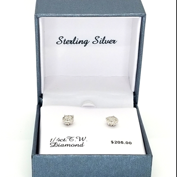 Jewelry - 📌SOLD📌 1/4ct. T.W. DIAMOND EARINGS